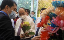 Chủ tịch nước Nguyễn Xuân Phúc tham quan sản phẩm nông nghiệp công nghệ cao của huyện Hóc Môn, Củ Chi