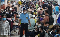 Hàng trăm người chen lấn tại bến xe lớn nhất TP.HCM trước thềm ngày nghỉ lễ 30/4