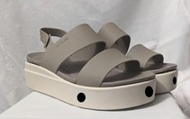 Nam sinh 19 tuổi sáng chế giày thông minh cho người khiếm thị