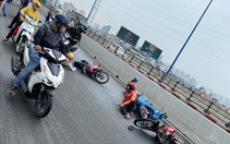 Dầu nhớt đổ trên cầu Sài Gòn, hàng chục người đi xe máy trượt ngã sõng soài 