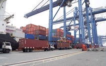 Mỗi ngày có hơn 8.000 xe tải qua lại TP.HCM để xếp dỡ container từ cảng Cát Lái, làm gì để giảm tắc nghẽn?
