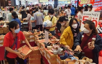 Trung tâm thương mại Sài Gòn đông kín người săn giày dép, quần áo giảm giá 50-60%