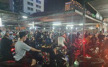 Sau trận chung kết bóng đá nam SEA Games 31: Hàng ngàn người dân cùng phương tiện kẹt cứng ở phố đi bộ Nguyễn Huệ