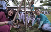 Hoa hậu H'Hen Niê truyền cảm hứng trồng cây cho học sinh TP.HCM