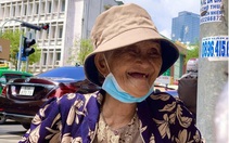 Cụ bà 79 tuổi bám trụ Sài Gòn mưu sinh với hi vọng đưa tro cốt con trai về