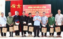 Bộ trưởng, Chủ nhiệm Ủy ban Dân tộc tặng quà cho các gia đình chính sách xã Giang Ma