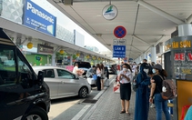 Loay hoay tìm giải pháp ứng phó với tình trạng thiếu xe đón khách tại sân bay Tân Sơn Nhất