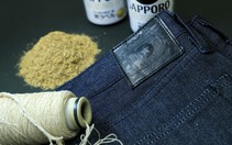 Quần jeans làm từ rác thải bia giá 7 triệu đồng