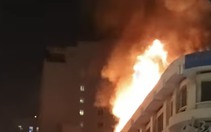 TP.HCM: Tầng thượng tòa nhà Seaprodex trên đường Đồng Khởi bốc cháy trong đêm, nhiều tài sản bị thiêu rụi