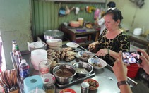 Sài Gòn quán: Chiều đi ăn cháo bụi 45 năm ở chung cư Ngô Gia Tự, quận 10