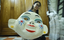 Đôi vợ chồng làm hơn 2.000 mặt nạ giấy bồi dịp Trung thu mỗi năm ở phố cổ Hà Nội
