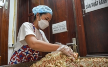 Cận cảnh quy trình sản xuất bánh Trung thu ở một cửa hàng lâu đời tại Hà Nội