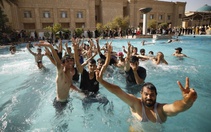 Hình ảnh người biểu tình tận hưởng sự xa xỉ trong cung điện chính phủ Iraq