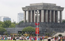 Khu vui chơi tại Hà Nội vắng vẻ, người dân xếp hàng vào Lăng viếng Chủ tịch Hồ Chí Minh