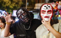 Giới trẻ đeo mặt nạ kinh dị lượn lờ phố Hàng Mã đêm Trung thu