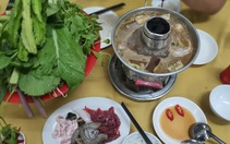 Sài Gòn quán: Lẩu mắm nhúng rau ăn đã thèm, gọi thêm cá lóc nướng, lươn bằm, ếch xào lăn là mở tiệc luôn