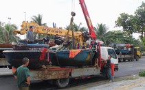Ngư dân Đà Nẵng thuê xe cẩu "cứu" thuyền thúng chạy bão Noru