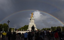 Cầu vồng đôi xuất hiện bên trên Điện Buckingham khi Nữ hoàng nước Anh băng hà