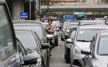 Cảnh ôtô xếp hàng dài cả trăm mét chờ đăng kiểm tại Hà Nội