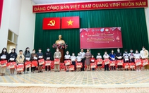Van Phuc Group tặng quà Tết cho 300 trẻ em nghèo tại TP.Thủ Đức