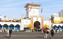 Chợ Bến Thành rực rỡ đón Tết, người Sài Gòn tung tăng áo dài du xuân