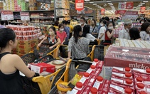 Người Sài Gòn mua sắm Tết, siêu thị chen chân không lọt