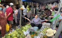 Chợ Tết Sài Gòn đắt như tôm tươi từ tờ mờ sáng