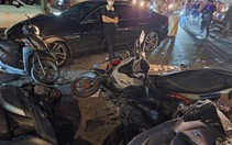 Ô tô 4 chỗ tông 5 xe máy dừng đèn đỏ, 6 người bị thương ở TP.HCM