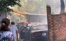 Ô tô Lexus bốc cháy dữ dội khi đang đậu trong sân nhà ở TP.HCM