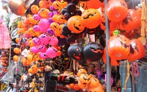 Trước Halloween 10 ngày, tiểu thương phố đồ chơi TP.HCM đã than ế 