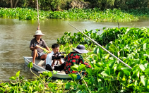 Gom thứ vạ vật, trôi nổi trên sông Cái Lớn làm ra đồ đẹp, phụ nữ một nơi ở Cà Mau có việc, có tiền