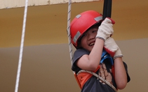 Trẻ em Hà Nội hào hứng dập lửa, thử đu dây và lên xe thang cứu hỏa cao hàng chục mét