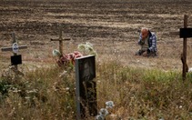 Hình ảnh tan hoang không tưởng ở ngôi làng Ukraine mất 52 người vì tên lửa