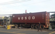 Tài xế container tông hàng loạt ki-ốt bên đường vẫn vô tư ngủ trên xe không hay biết gì