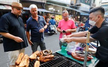 Khách Tây nườm nượp tham quan khu chợ quê dân dã duy nhất còn sót lại tại phố cổ Hà Nội