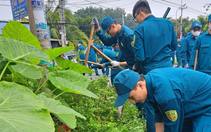 Lực lượng vũ trang sửa đường, vét kênh giúp cải thiện môi trường trong xây dựng nông thôn mới