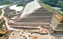 Toàn cảnh đại công trường hồ chứa nước có đập đất cao bậc nhất Việt Nam