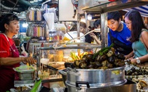 Từ hẻm chợ nhỏ trở thành phố ẩm thực kín khách ngày đêm ở TP.HCM