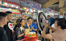 Livestream trong chợ Bến Thành, chốt đơn ồ ạt