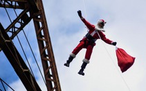 Mùa Giáng sinh năm nay, các ông già Noel trên khắp thế giới đang làm gì?