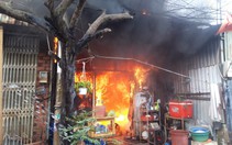 Cháy rụi nhà dân ở TP.HCM, một phụ nữ bị bỏng khi cố lấy sách vở cho con 