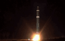 "Tên lửa quái vật" xuất hiện tại lễ duyệt binh của quân đội Triều Tiên