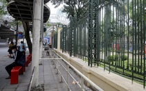 Cận cảnh đoạn hàng rào tại Công viên Thủ Lệ đang được nghiên cứu tháo dỡ 