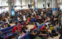 Dân đổ xô đi máy bay, Tân Sơn Nhất đón rất đông khách dịp Tết Quý Mão