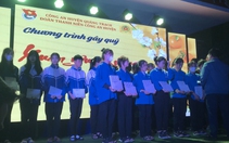 Công an huyện Quảng Trạch (Quảng Bình) cùng mạnh thường quân hỗ trợ gần 100 triệu đồng cho học sinh khó khăn
