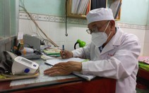 Vị bác sĩ già khám, chữa bệnh miễn phí người nghèo
