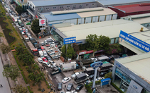 Hàng trăm ôtô nối đuôi nhau vào trung tâm đăng kiểm ở ngoại thành Hà Nội trước khi bị khám xét