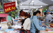 Người dân Thủ đô háo hức mua sách bán theo cân, giá chỉ 39.000 đồng