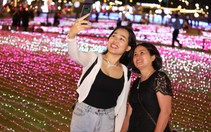 Nửa triệu đèn LED rực rỡ sắc màu ở Bến Bạch Đằng, người Sài Gòn đổ xô đến chụp hình