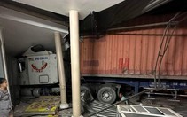 Container bất ngờ lạc tay lái gây đổ dải phân cách, tông thẳng vào nhà người dân ở Củ Chi